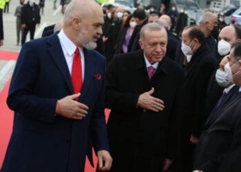 “Vizitë e një sulltani”/ Erdogan në Tiranë, jehonë në mediat ndërkombëtare: Përqafime Rama me Erdogan, ndërkohë që Meta bën rebelin!