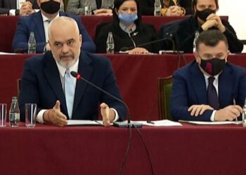 “Dy PD, njëra më e madhe se tjetra, dhe…”/ Rama: Nga njëra anë jemi ne, nga ana tjetër varetë, bravat dhe trastat me dekorata