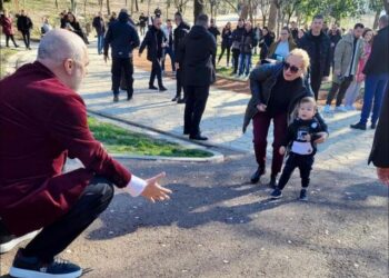 Rama publikon foton: “Ti ulesh sa mundesh dhe ai të shikon sa shumë je zbardhur”