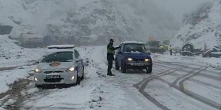 Moti i keq në vend/ Reshjet e dendura të dëborës mbyllin rrugën e Arbrit