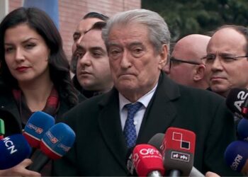 Berisha nga selia e PD: Erdha këtu për t’u zotuar se asgjë nuk mund ta pengojë këtë revolucion paqësor!