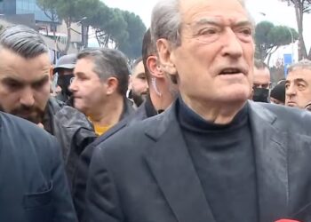 FOTO/ Berisha nuk tërhiqet nga protesta! I drejtohet sërish selisë së PD! Policia i largon që tek ura…!