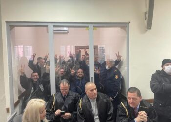 Vendimi i plotë/ Protesta e 8 janarit: Lirohen 34 të arrestuarit, seanca të ndara për mbështetësit e Bashës e Berishës