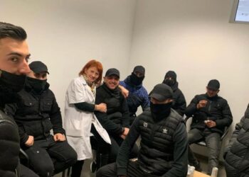 “Mos i dëshpëroni ‘ushtarët'”/ Mero Baze ironi me foton e ‘njerëzve me maska të Bashës’: Boll i dëshpëruar dukej udhëheqësi i revolucionit!