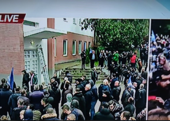 Protestuesit përpiqen të thyejnë kamerat e sigurisë