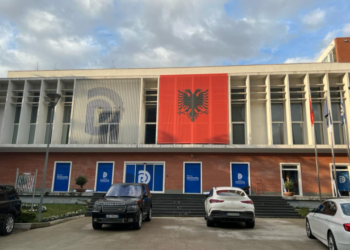 Thirrjet për të marrë me dhunë selinë e PD, Garda dhe Policia në gatishmëri