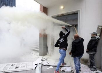 ‘Kaos e tension në Tiranë’/ Media serbe përcjell live protestën e Berishës: Luftë e brendshme për udhëheqjen e PD, militantët u përplasën me njëri-tjetrin