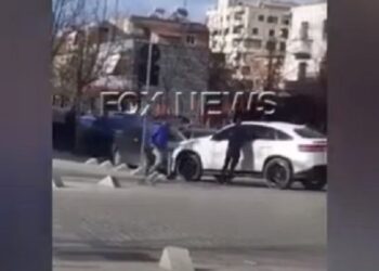 VIDEO/ Sherr mes të rinjve në Vlorë, shoferi me mjetin luksoz kërkon ta shtypë qëllimisht, djali me thikë në dorë futet…!