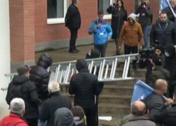 FOTOT/ Dështuan për të hapur derën, militantët e Berishës tentojnë të hyjnë me shkallë në katin e dytë. Rrezikojnë Bashën…!