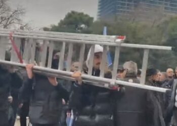 FOTOT/ Dështuan për të hapur derën, militantët e Berishës tentojnë të hyjnë me shkallë në katin e dytë. Rrezikojnë Bashën…!