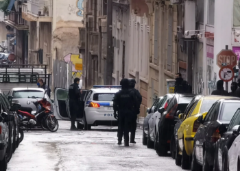 Alarm në Athinë, shqiptari del nga banesa dhe qëllon me breshëri arme