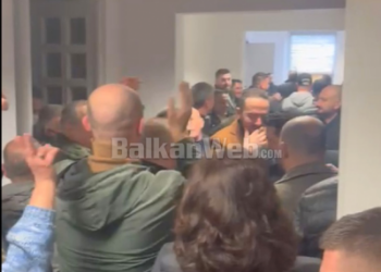 VIDEO/ Selia u lirua nga policia! Duartrokitje e thirrje “Basha, Basha”, u shpall “fitorja” brenda selisë së PD pas largimit të Berishës