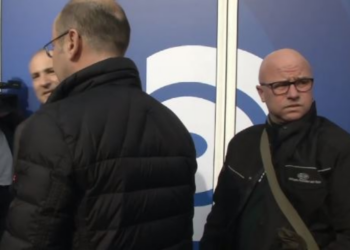 Grupi i Sali Berishës zbarkon në selinë e PD-së, dera e mbyllur/ Bumçi: Opozita është kthyer në bunker