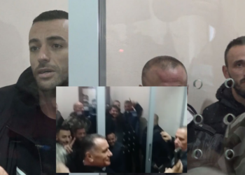 ‘Basha ik’/ Me dy gishtat lart, selfie dhe të qeshura! Stresi dhe mbështetësit e Berishës dalin para Gjykatës
