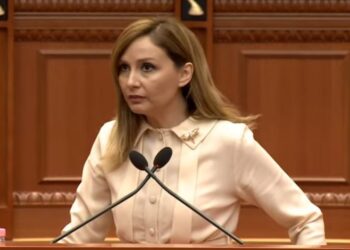 “Të jep mend Elisa”/ Tabaku replika me Spiropalin: Në PD ka debat, ju viheni në rresht