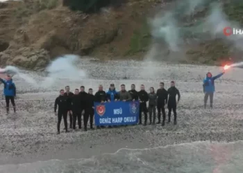Video provokuese për grekët, studentët e marinës turke notojnë në ishullin Tuzla