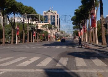 Tirana e ‘boshatisur’, pa njerëz dhe pa makina/ Dita e parë e 2022 e gjen kryeqytetin të pastër