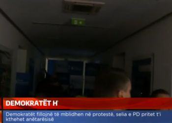 Shqyhet dera e selisë së PD, turma hyn brenda!