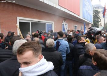 “Luftë e brendshme për udhëheqjen e partisë”/ The Washington Post: Berisha hyn me dhunë në PD