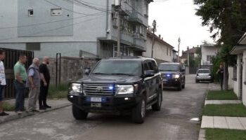 Humbi nënën/ Kadri Veseli del nga paraburgimi në Hagë dhe vjen në Kosovë