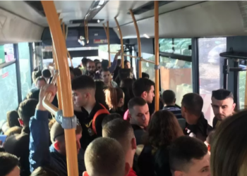 “Ku e ke maskën ti?” Rakacolli-qytetarëve: Kur hipni në autobus kërkojini llogari atyre që shkelin rregullat