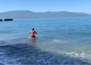 VIDEO/ Vlonjati që sfidon acarin dhe zhytet në det: Kam 30 vite që e bëj