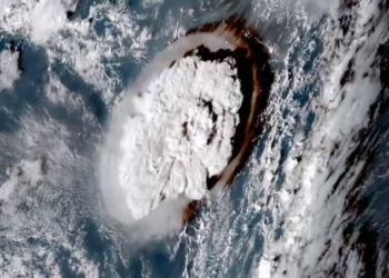 VIDEO/ Shpërthen vullkani nënujor në Oqeanin Paqësor, uji i detit futet në oborret e shtëpive