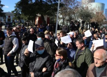 Banorët e ‘5 majit’ nuk ndalen/ Protesta nesër zhvendoset në mesditë përballë Kryeministrisë