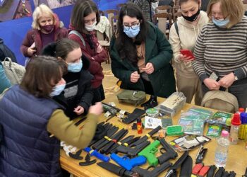 Gratë stërviten në Ukrainë/ Rreth 700 gra e vajza në Kiev përgatiten për kushte lufte