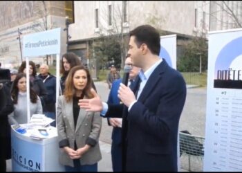“Do e çojë këtë iniciativë në Kuvend”/ 31 vjet nga rrëzimi i bustit të Enver Hoxhës, Basha firmos peticionin e Dekomunistizimit