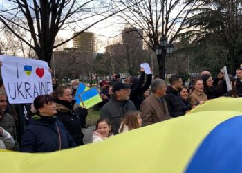 Protestë në Tiranë/ Valvitet flamuri i Ukrainës, dhjetëra qytetarë para ambasadës Ruse