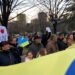 Protestë në Tiranë/ Valvitet flamuri i Ukrainës, dhjetëra qytetarë para ambasadës Ruse