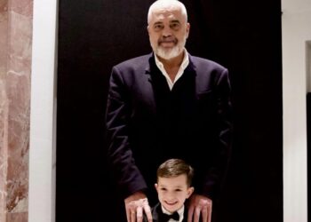 FOTO: “Kur nën ferrë çel trëndafili”/ Kryeministri Rama publikon foton me djalin e vogël