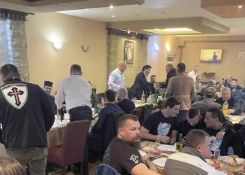 Abazoviç ndodhej në takimin e nacionalistëve serbë ku brohoritej “Rusia, Rusia”, por distancohet… nga thirrjet e tyre