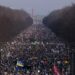 FOTO: JO luftës! Mbi 100,000 qytetarë zbarkojnë në Berlin, protestë kundër agresionit rus