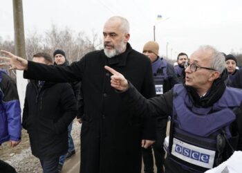 Pushtimi rus/ Edi Rama nxjerr foton e rrallë: Dy fëmijë nderojnë ushtarët ukrainas që ikin në luftë (Foto)