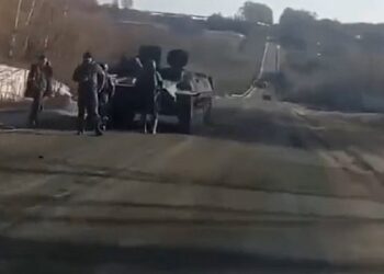 VIDEO / Tanku rus mbetet pa naftë, shoferi ukrainas tallet me ushtarët: Mund t’ju tërheq deri në Moskë…