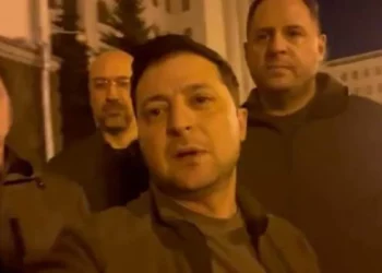 VIDEO / Presidenti ukrainas del rrugëve të Kievit: Jemi të gjithë këtu dhe po mbrojmë vendin