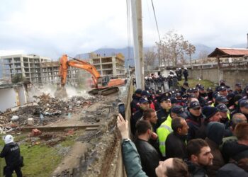 Protesta e banorëve të ‘5 majit’/ Policia: Janë plagosur 8 efektivë, disa të shoqëruar!