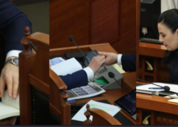 FOTO: Pamjet që nuk u panë sot në Kuvend, nga deputeti që lexon libër në sallë, tek përshëndetja ndryshe mes dy demokratëve