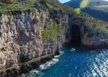 Brigjet e Karaburunit/ Shfaqen sërish delfinët (Fotot)
