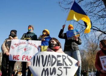 Ukrainasit të bashkuar në Kiev në shenjë uniteti ndaj kërcënimit rus