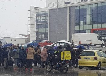 “Marrin më pak se 200 mijë lek në muaj”/ Punonjëset e rrobaqepsisë në Bilisht, në protestë