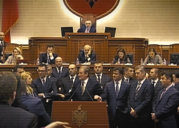 “Dhashë dorëheqjen për Shkëlzenin”/ PD publikon videon për dyshen Berisha-Meta: Pengjet e korrupsionit mbajnë njëri-tjetrin, po ra njëri bien të gjithë