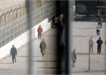 SKEMA/ “Jepi 20 mijë lekë të na fusë në një dhomë të mirë”! Zbardhen përgjimet, si të burgosurit korruptonin policët në Elbasan