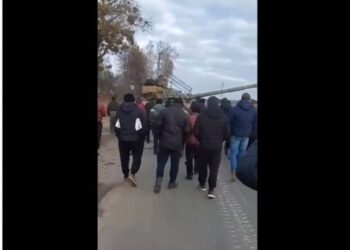 (Video) Civilët ukrainas mbrohen me të gjitha mjetet, qoftë edhe spontanisht: Ja si pengojnë hyrjen e tankeve rusë në Koryukivka