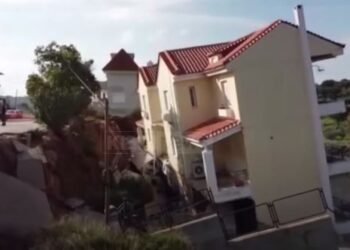 Shtëpitë në Athinë fundosen 3 metër nëntokë