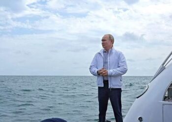 FOTO / Brenda superjahtit 73 milionë paund të Putin, me pishinë dhe pistë helikopteri