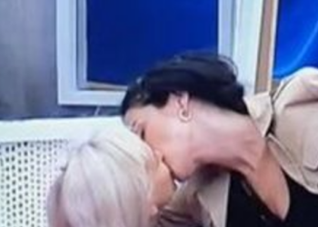 VIDEO/ Puthja në buzë mes Monikës dhe Einxhel ‘thyen’ rrjetin, ja reagimi i dy vajzave pas asaj që ndodhi
