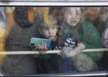 FOTO/ Eksod masiv dhe luftë e ashpër: Të fundit nga Kievi, stacionet e trenave të tejmbushur me njerëz që presin të ikin